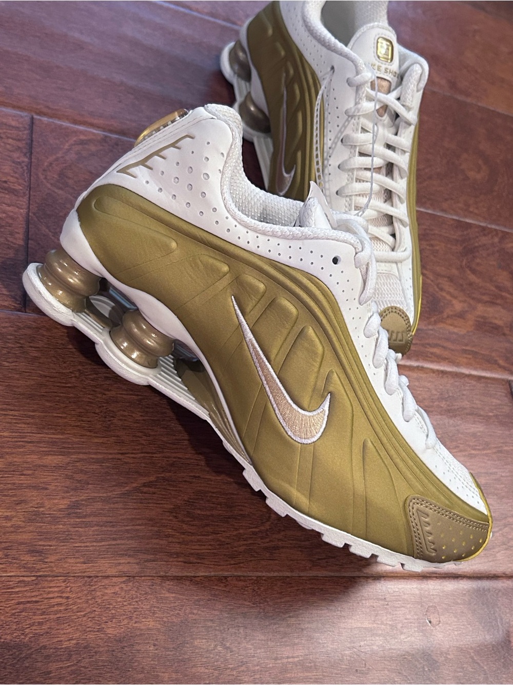 NIKE Women’s 5.5 SHOX Metallic Gold Soft Pearl White AR3565-010 Shock Comfy NEW
